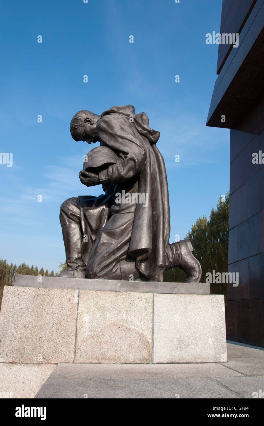 Riesige Statue eines knienden Soldaten an das Sowjetische Ehrenmal im Treptower Park in Berlin, Deutschland Stockfoto