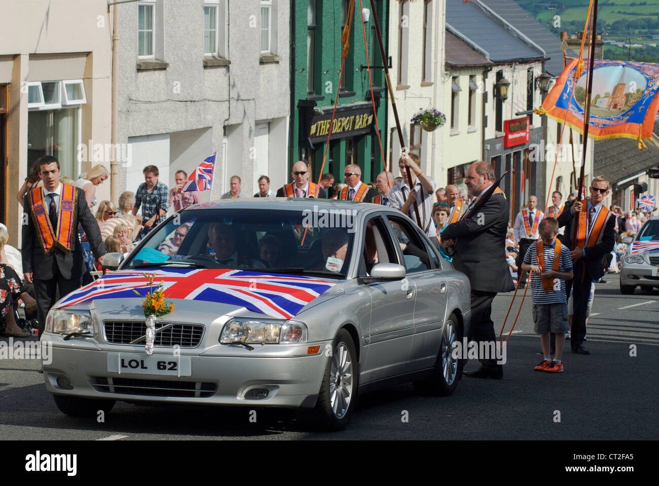 12. Juli 2011. Rathfriland, Nordirland, Vereinigtes Königreich. Oranier Marsch den Hügel hinauf zum Rathfriland, Nordirland. Stockfoto