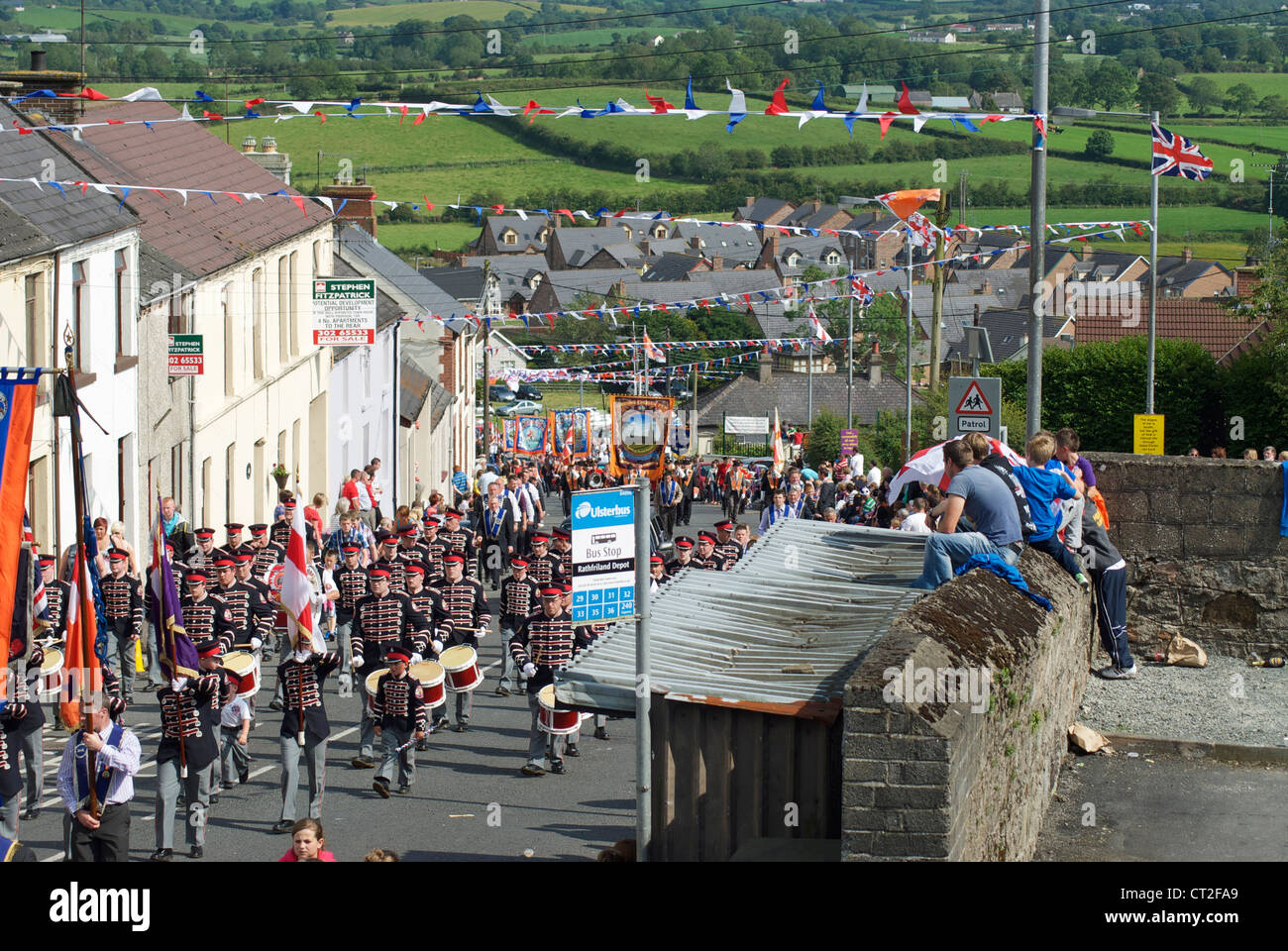 12. Juli 2011. Rathfriland, Nordirland, Vereinigtes Königreich. Oranier Marsch den Hügel hinauf zum Rathfriland, Nordirland. Stockfoto