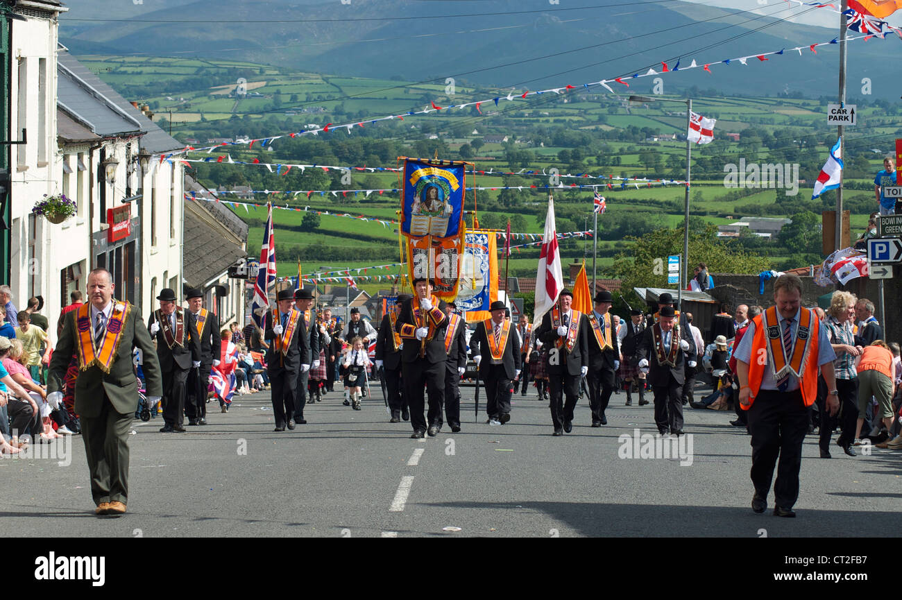 12. Juli 2011. Rathfriland, Nordirland, Vereinigtes Königreich. Oranier Marsch den Hügel hinauf zum Rathfriland, Nordirland. Stockfoto