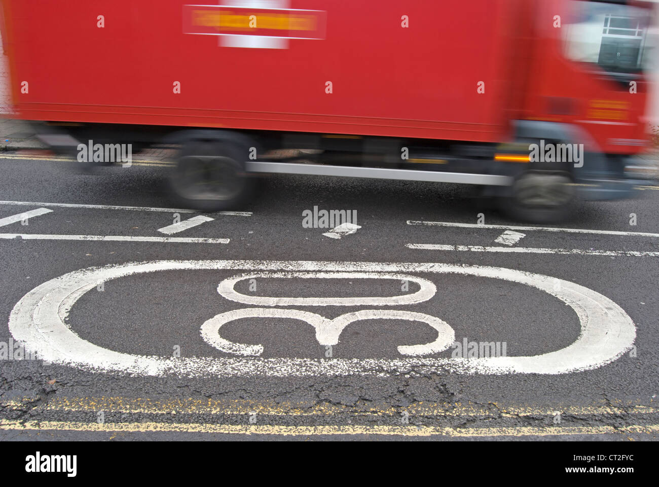 Straße, die Markierung zeigt eine 30 km/h-Zone mit einem königlichen Post Lieferwagen vorbei Stockfoto