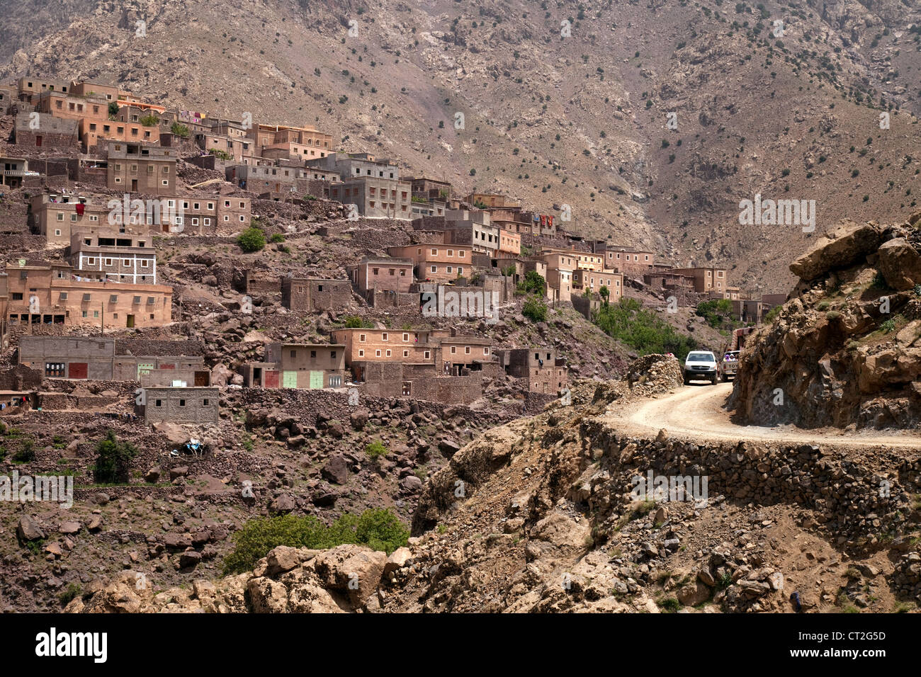 Fahren auf schmalen Straßen in den hohen Atlas Gebirge, Marokko, Afrika Stockfoto