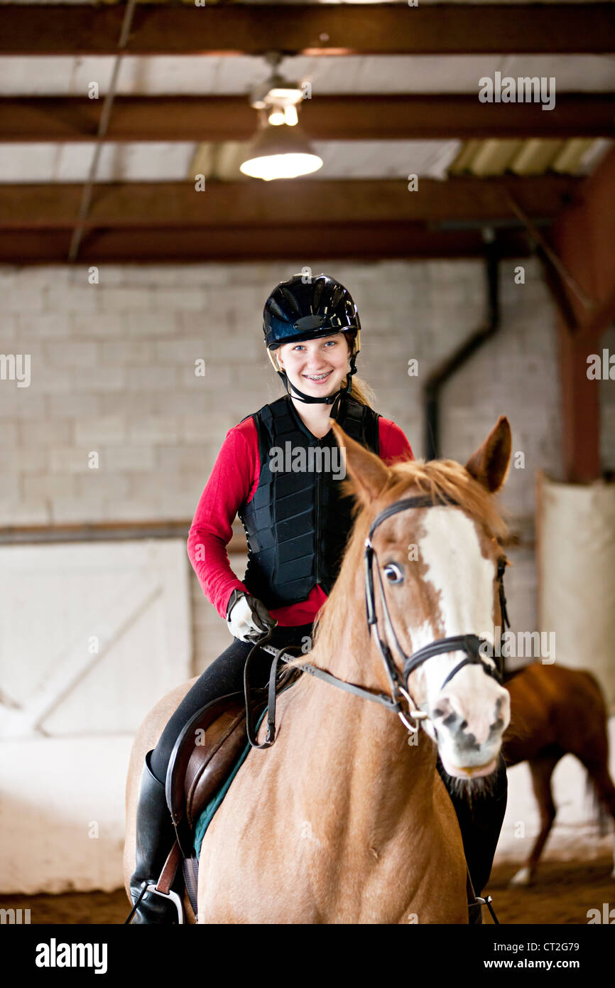 человек который водит лошадь