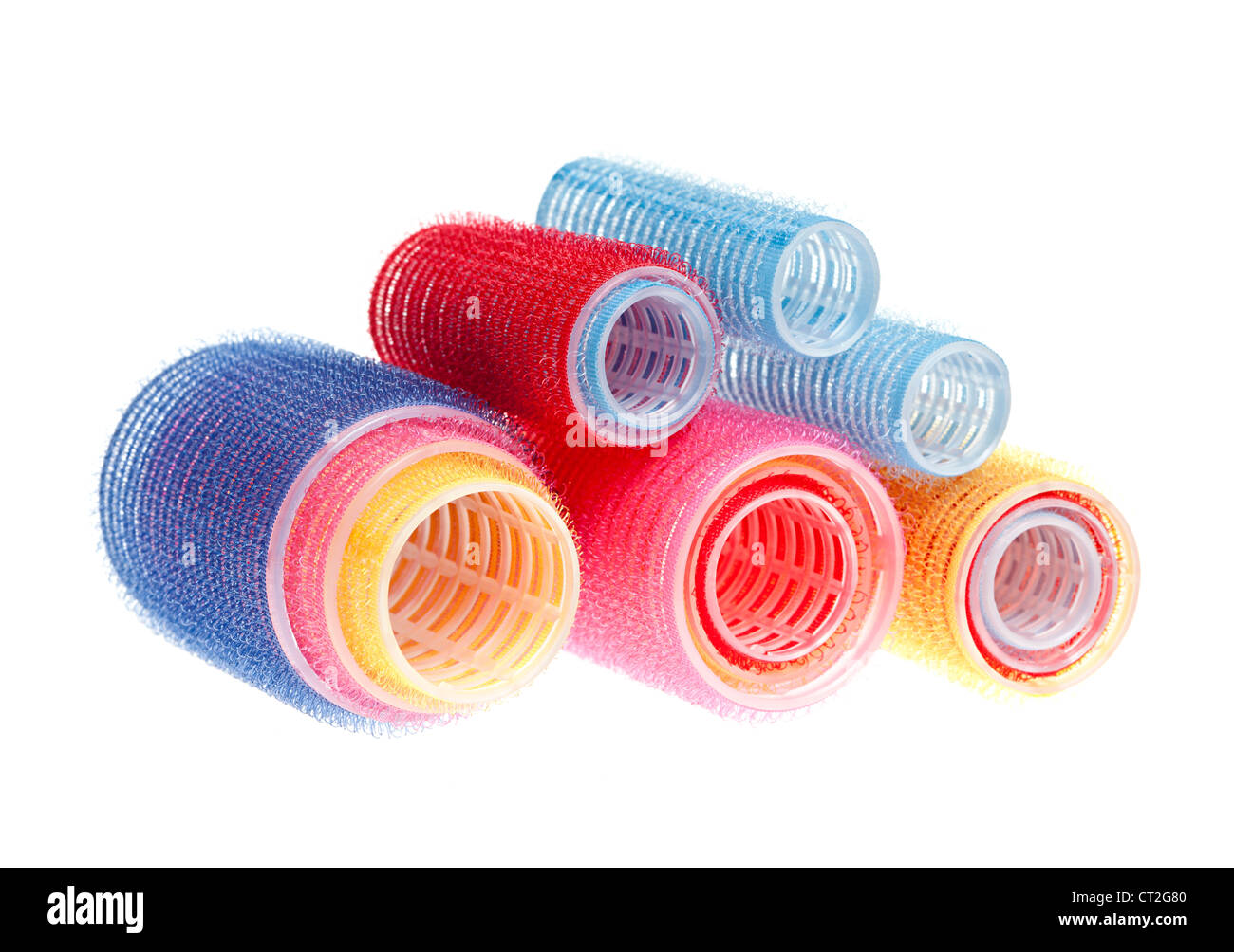 Bunte Lockenwickler gestapelt isolierten auf weißen Hintergrund Stockfoto