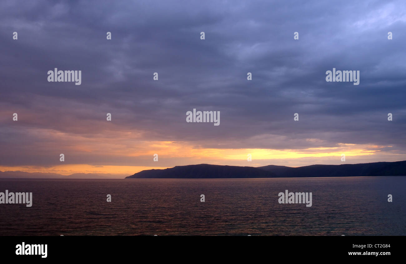 Sonnenuntergang am Baikalsee, Sibirien, Russische Föderation Stockfoto