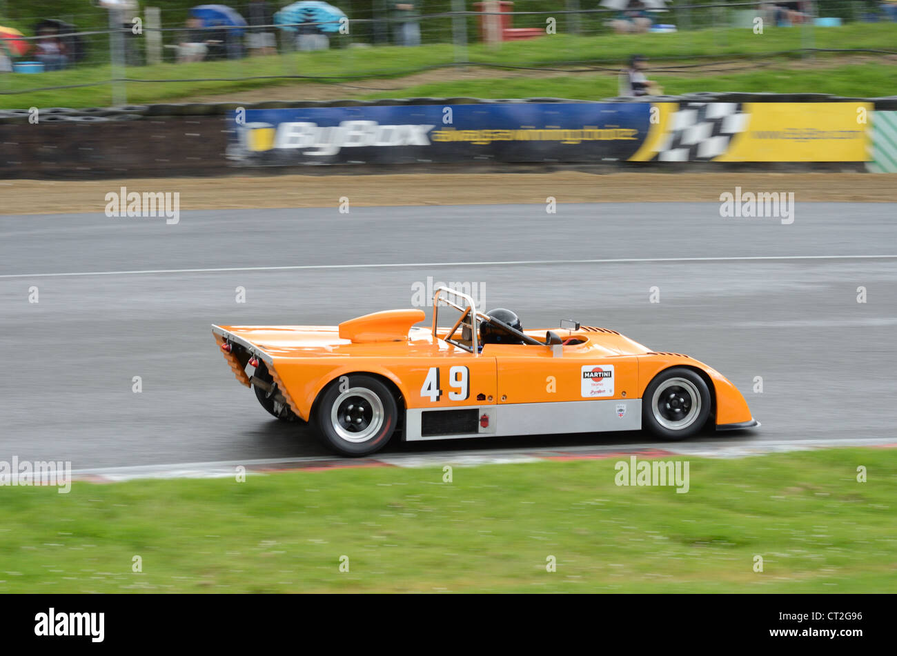 Orange Rennwagen auf der Rennstrecke Stockfoto