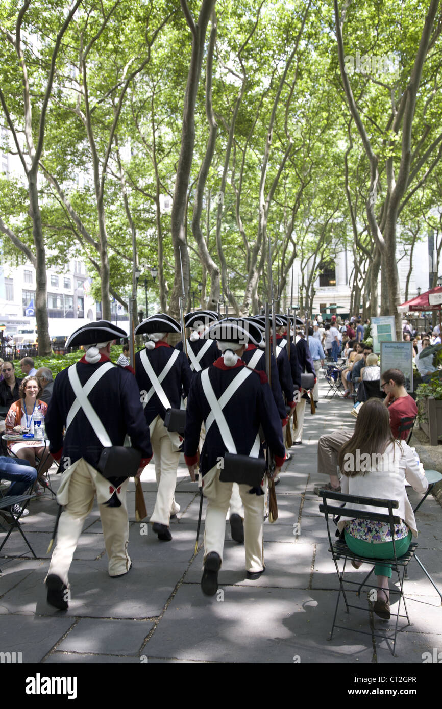 US Army 237.-Jahr-Feier im Bryant Park in New York City. Soldaten in Uniformen aus dem 18. Jahrhundert. Stockfoto