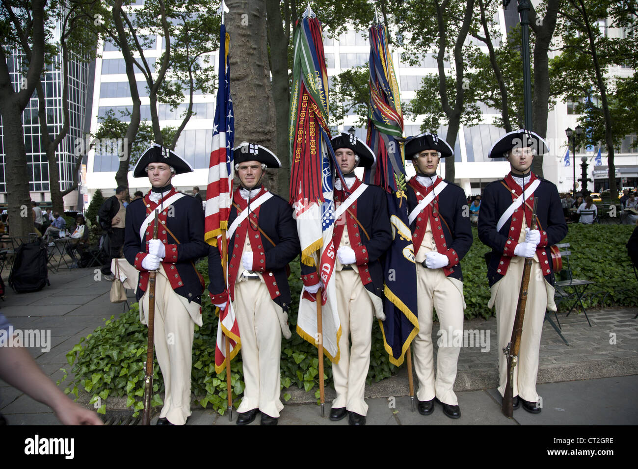 US Army 237.-Jahr-Feier im Bryant Park in New York City. Soldaten in Uniformen aus dem 18. Jahrhundert. Stockfoto