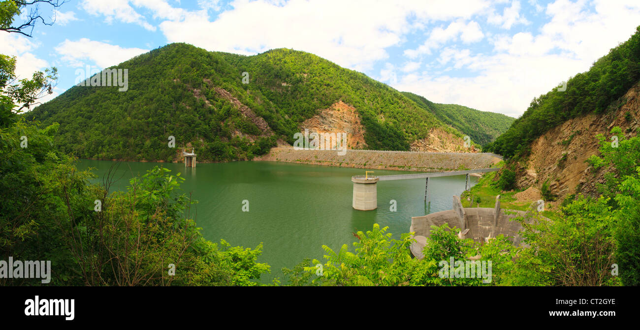 WATAUGA RESERVOIR DAM UND OUTLET STRUKTUR, ELIZABETHTON, TENNESSEE, USA Stockfoto