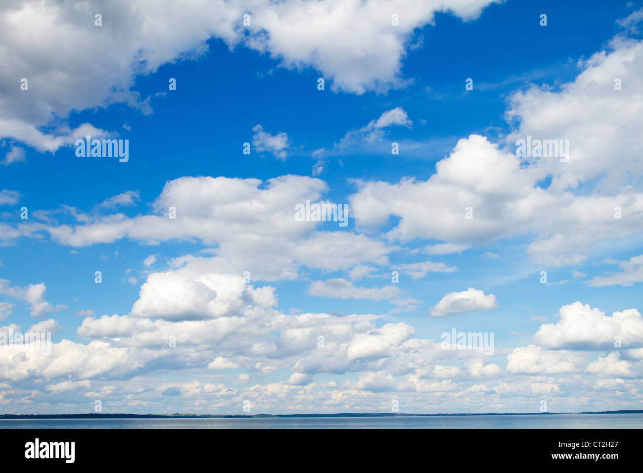Schönen blauen Himmel mit weißen Wolken Stockfoto
