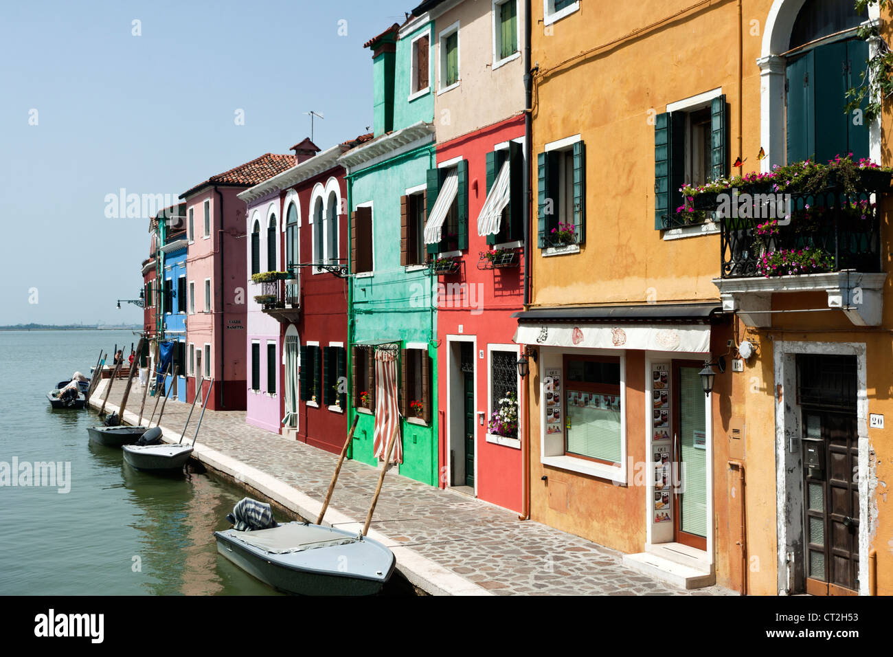 Bunt bemalten Häuser auf Buranos wichtigsten Kai - Venedig-Italien Stockfoto