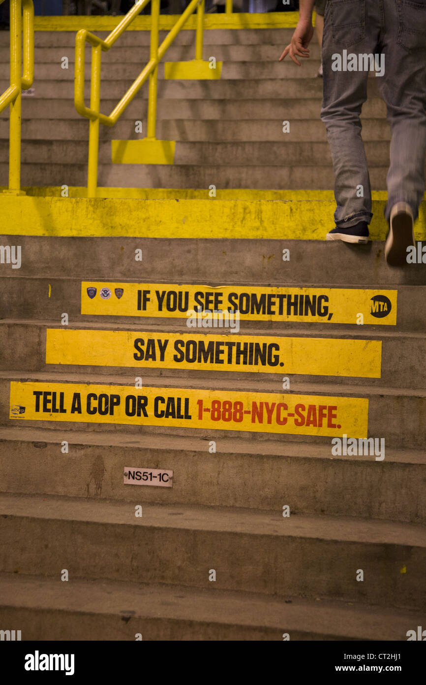 Die Folgen von 9/11 wird mit Angst und Vorsicht Jahre später mit ständigen Warnungen für Wachsamkeit der Behörden, NYC eingebettet. Stockfoto