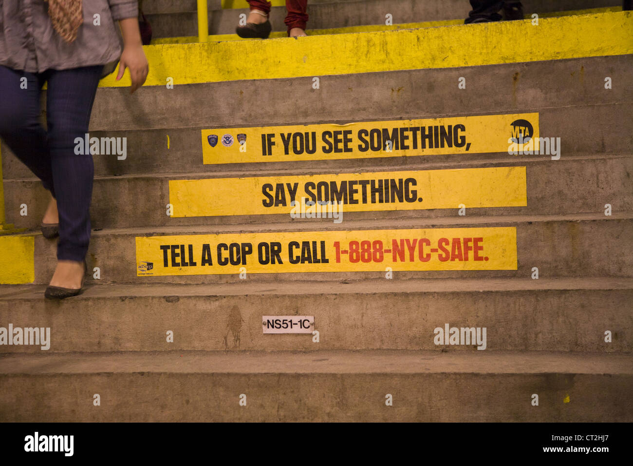 Die Folgen von 9/11 wird mit Angst und Vorsicht Jahre später mit ständigen Warnungen für Wachsamkeit der Behörden, NYC eingebettet. Stockfoto