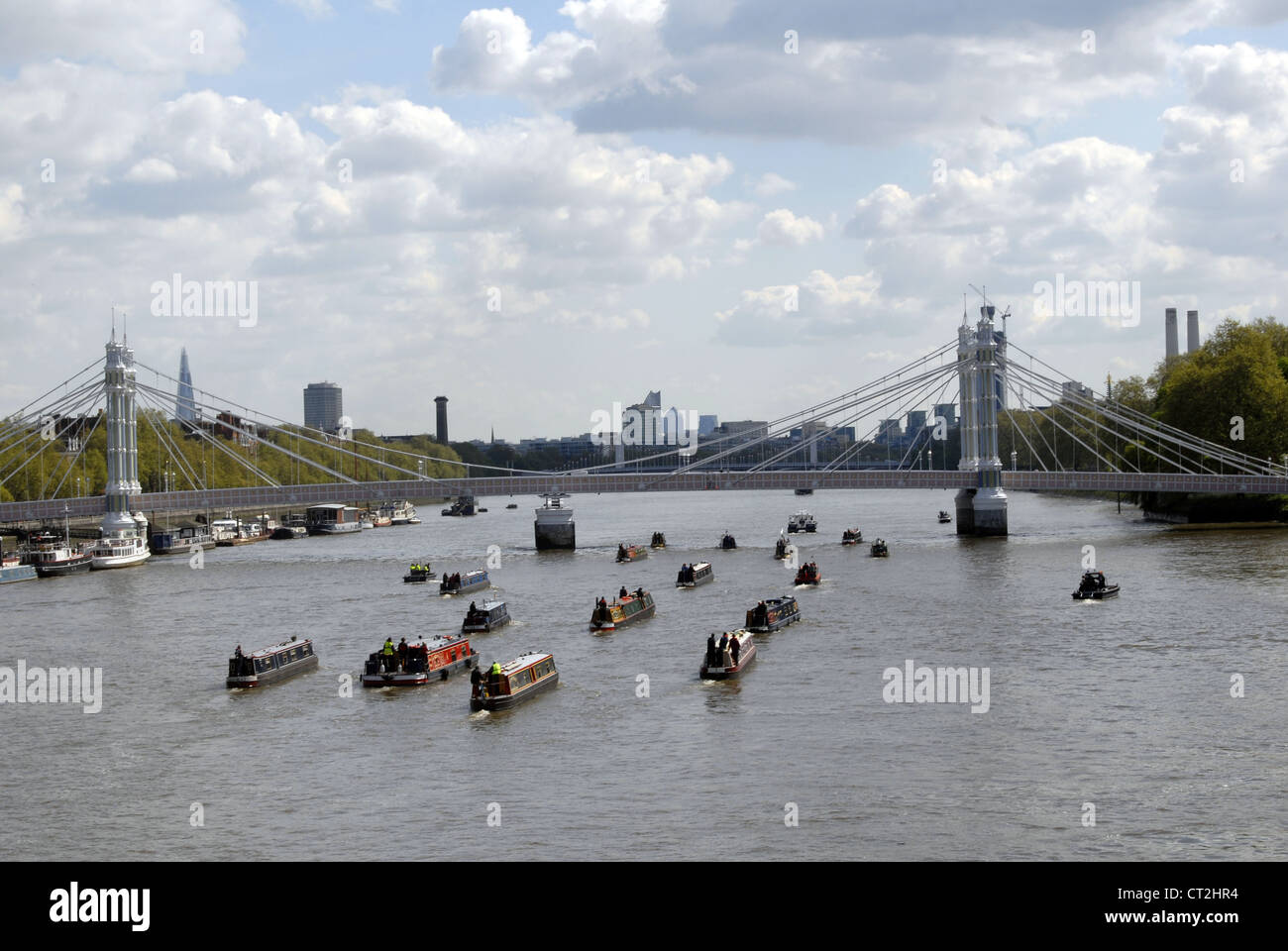 Boote, die unter dem Albert Bridge Pier vorbeifahren, als Probe des Diamond Jubilee Stockfoto