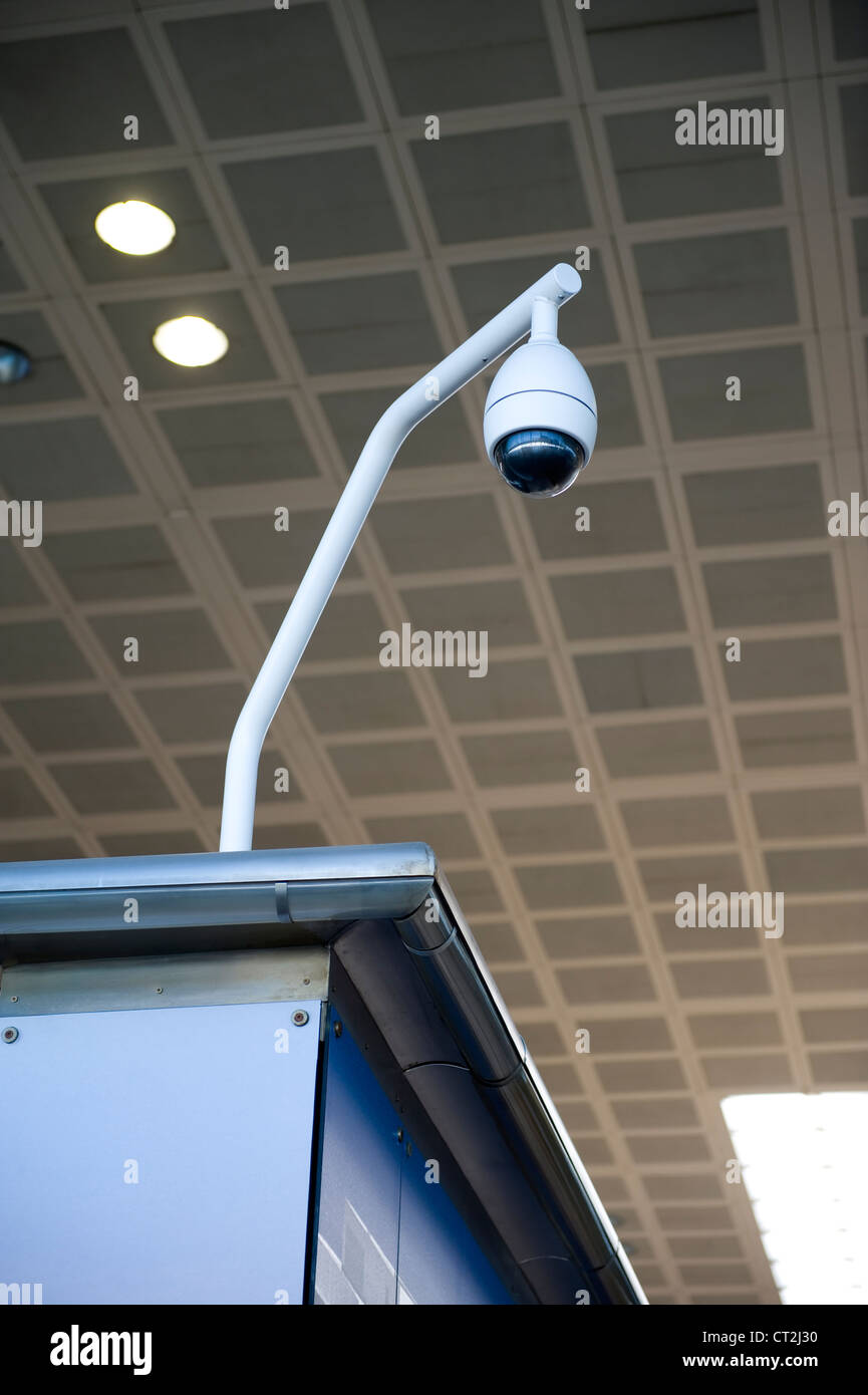 Überwachungskamera befindet sich auf dem Dach eines Gebäudes Stockfoto