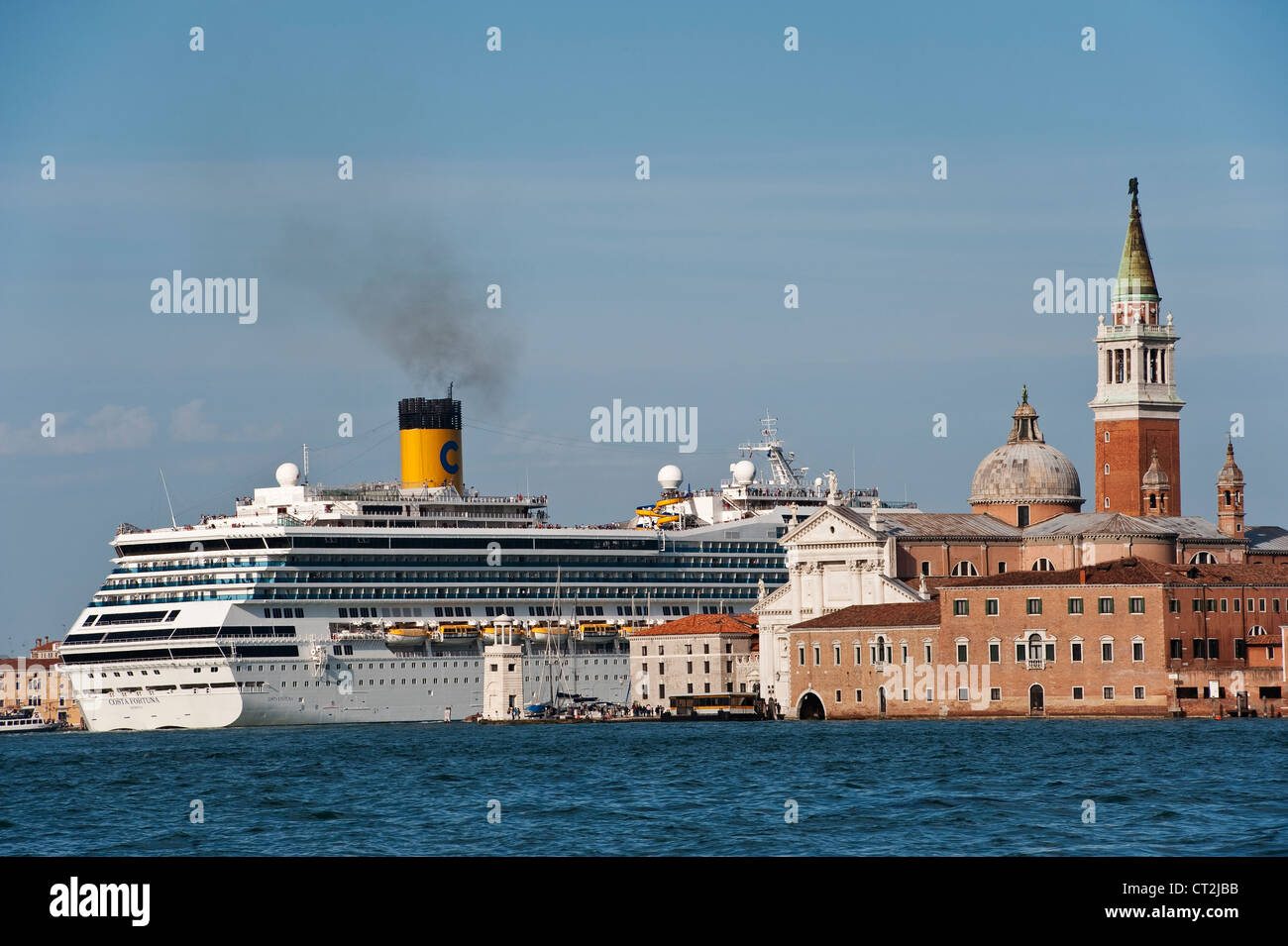 Das riesige Kreuzfahrtschiff Costa Fortuna (im Besitz der Reederei Carnival Corporation) in Venedig, Italien, vorbei an der Kirche San Giorgio Maggiore Stockfoto