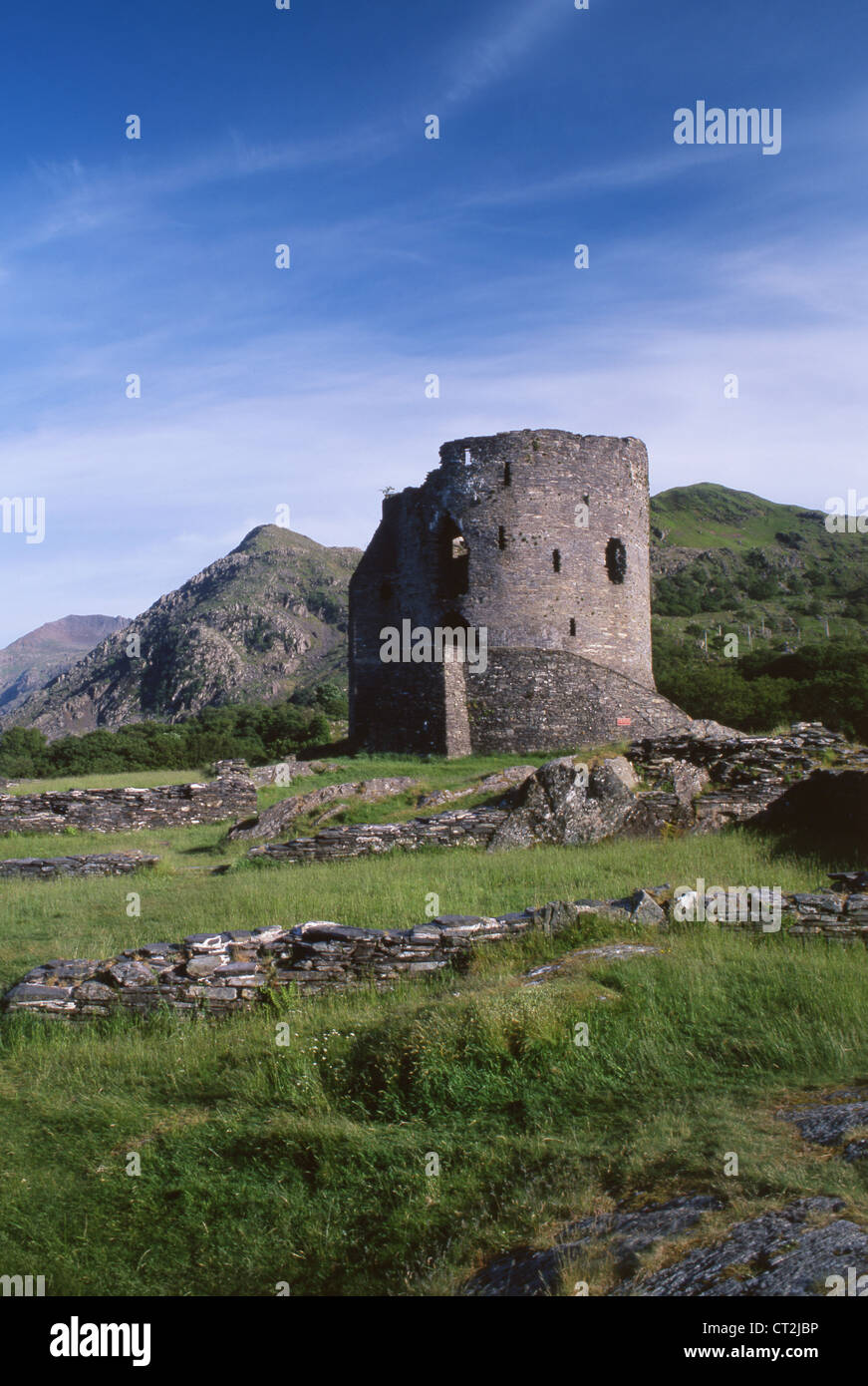 Dolbadarn Schloss mit Crib Goch in Ferne Llanberis Snowdonia Gwynedd North Wales UK Stockfoto
