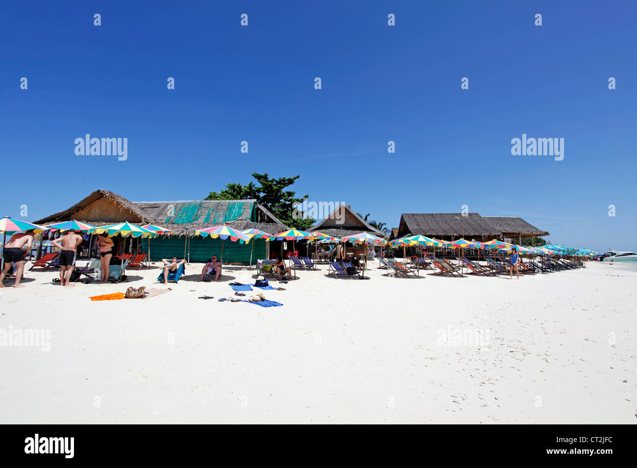 Bunte Sonnenschirme und Liegestühle für einen Sommerurlaub am tropischen Sandstrand Khai Nai Insel, Phuket, Thailand Stockfoto