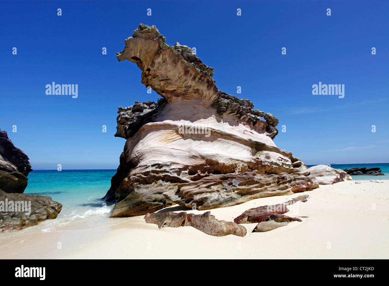 Felsen und Felsformationen am tropischen Sandstrand Khai Nai Insel, Phuket, Thailand Stockfoto