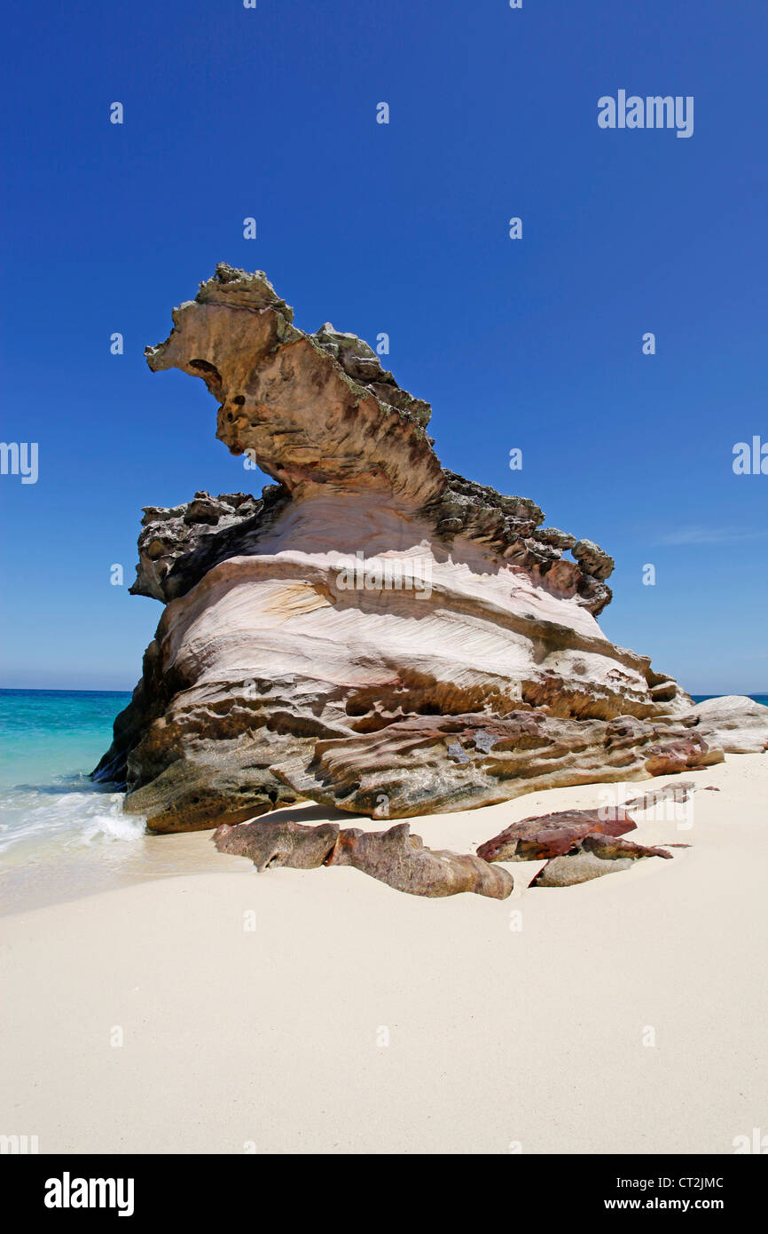 Felsen und Felsformationen am tropischen Sandstrand Khai Nai Insel, Phuket, Thailand Stockfoto