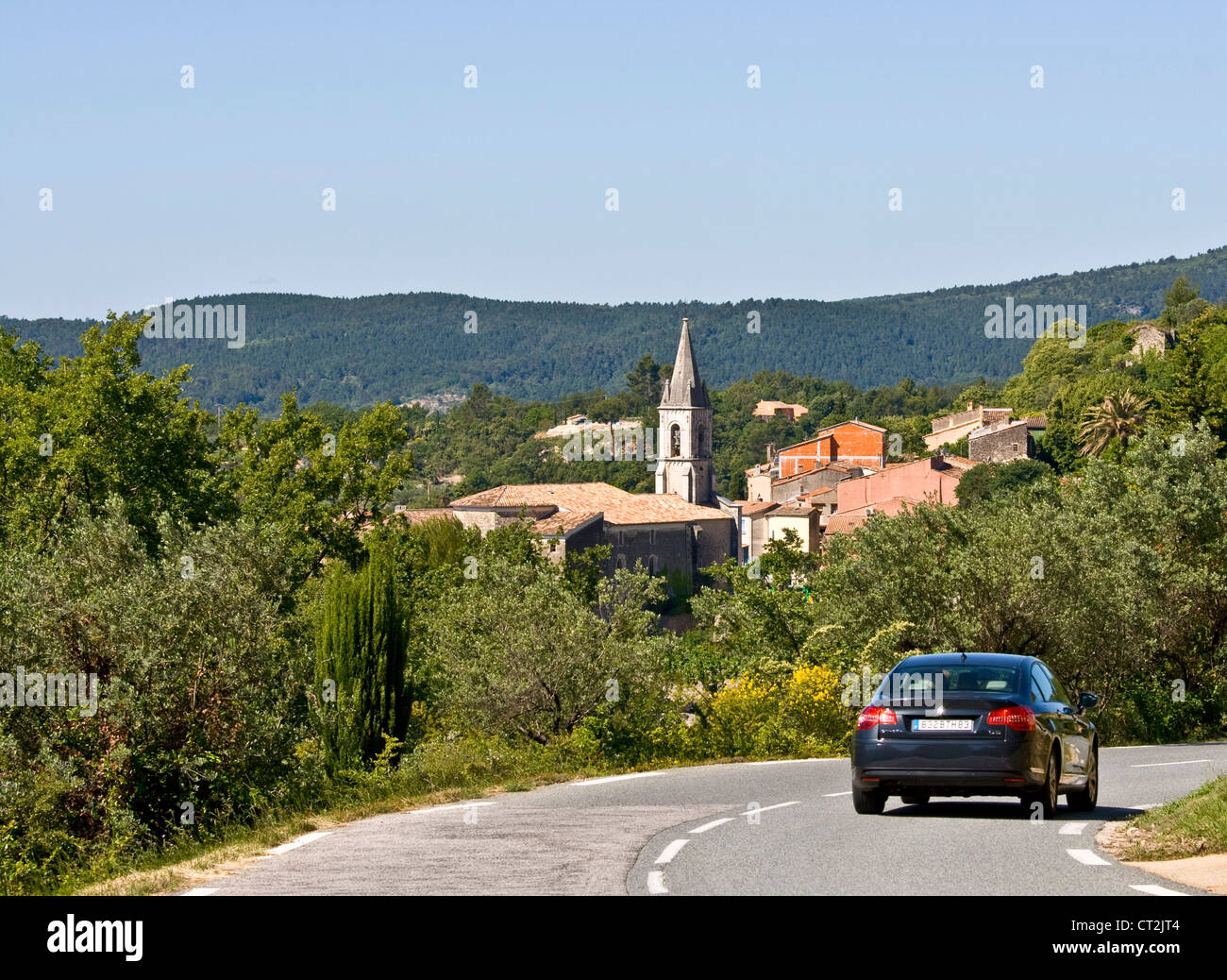 Auto unterwegs über Hügel französischen Dorf von Callas Provence Var Frankreich Europa Stockfoto