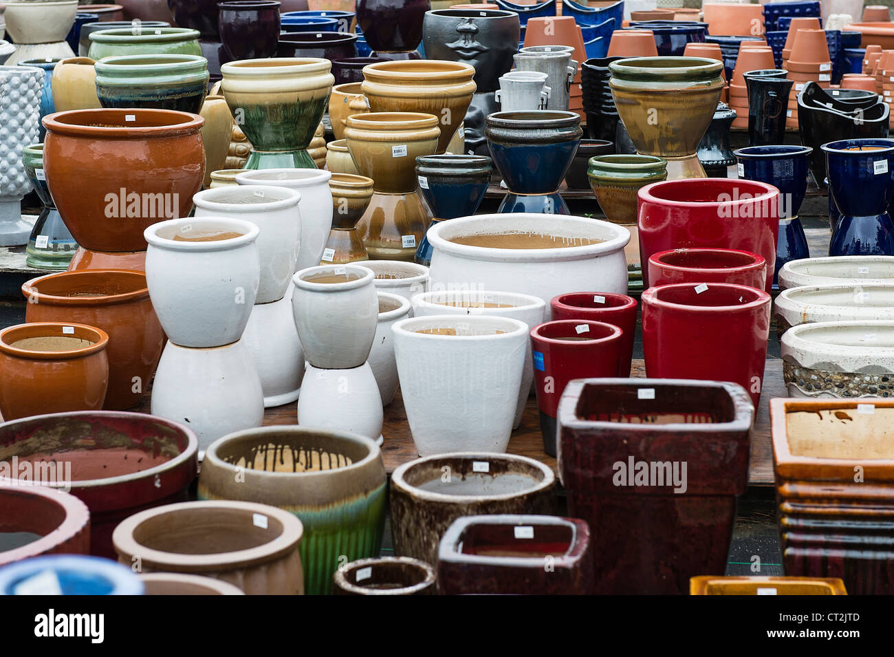 Auswahl an dekorativen Behältern in einem Garten-Center. Stockfoto