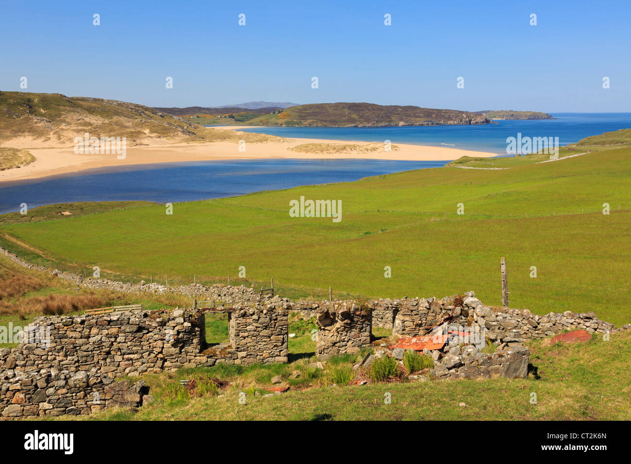 Zeigen Sie mit Steinhaus Ruine Fluß Naver Mündung und Torrisdale Bay auf schottische Nordküste Bettyhill Sutherland Schottland, Vereinigtes Königreich an Stockfoto