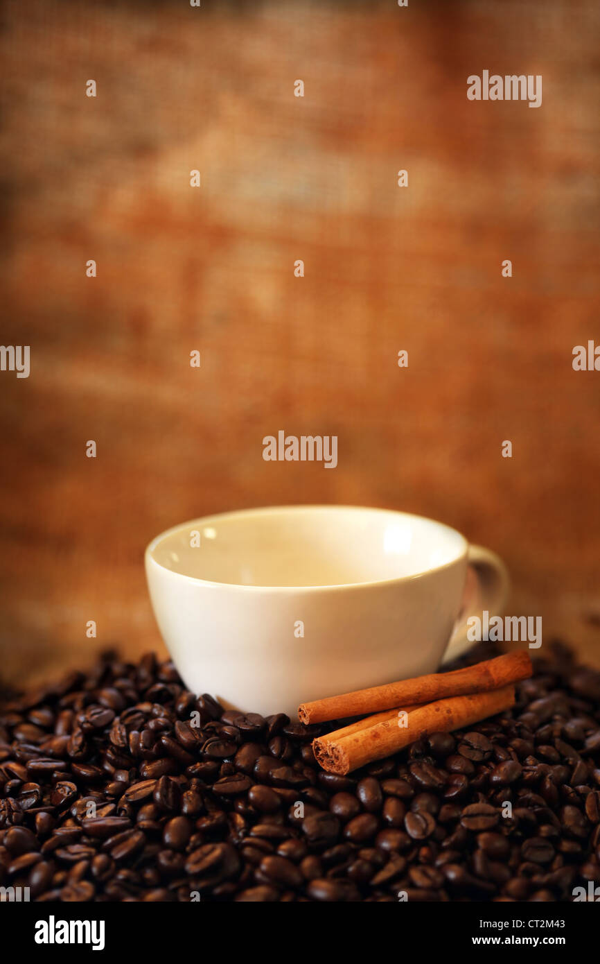 Kaffeetasse auf gerösteten Kaffeebohnen Stockfoto