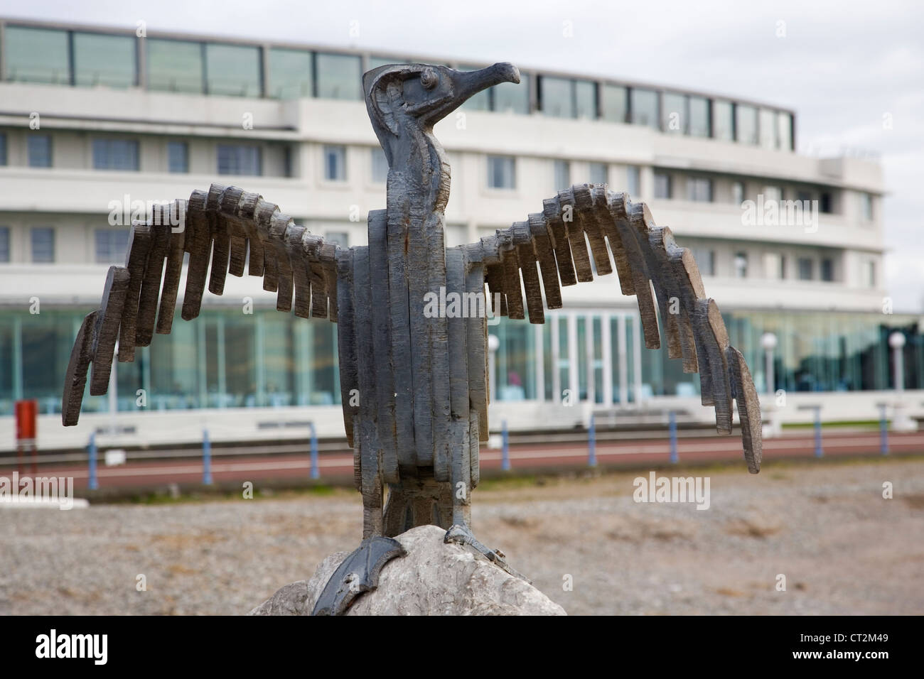 Vogel-Skulptur auf der Promenade am Morecambe mit Midland Hotel im Hintergrund Stockfoto