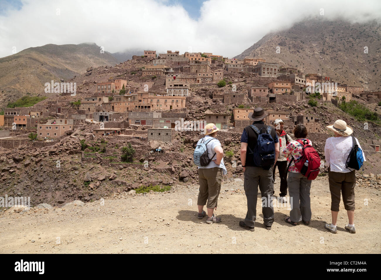 Wanderer im hohen Atlas-Gebirge, auf das Dorf Aremd, Marokko Afrika-Konzept der Abenteuerreisen Stockfoto