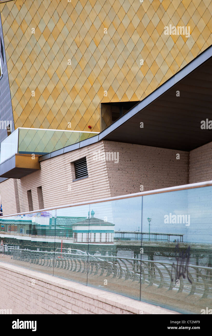 Detail der goldene Hochzeitskapelle (Festspielhaus) auf Blackpool Promenade mit Nordpier spiegelt sich in der Glaswand Stockfoto