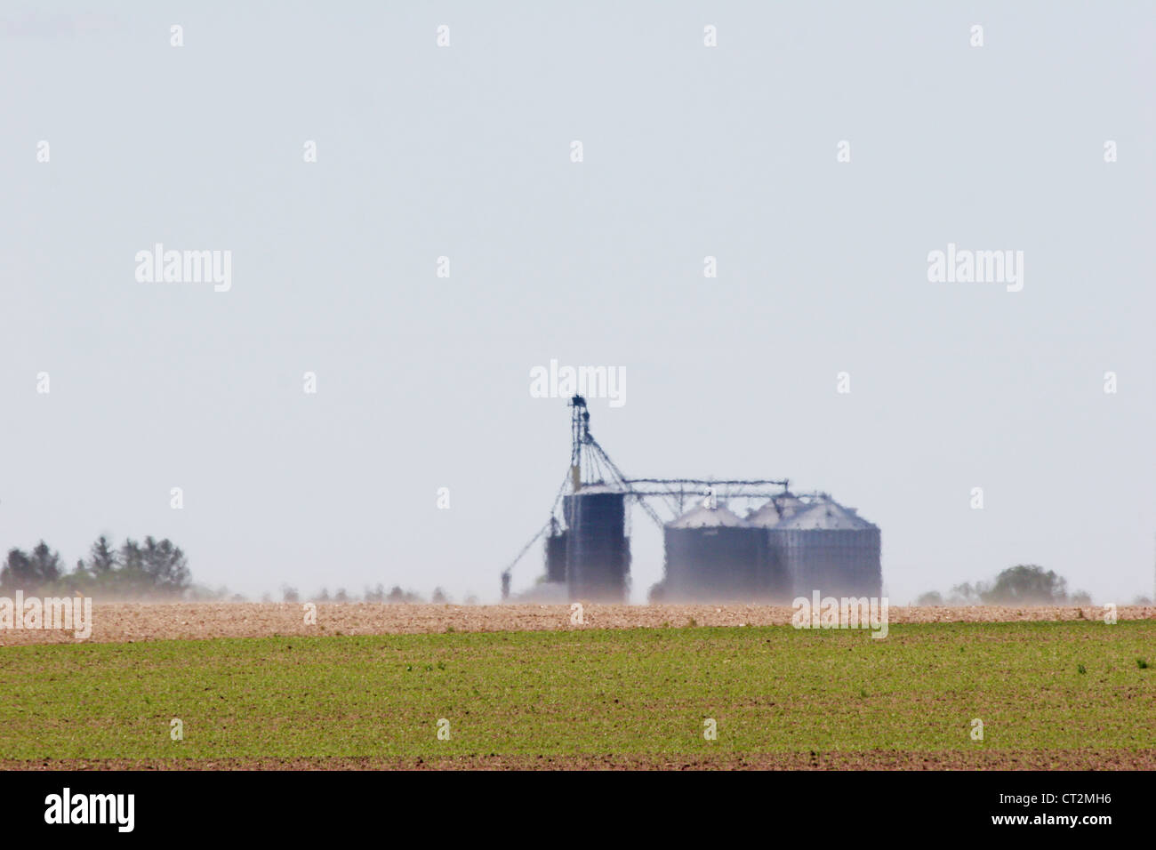 Wind, die Staubwolke auf einer Farm in Minnesota Stockfoto