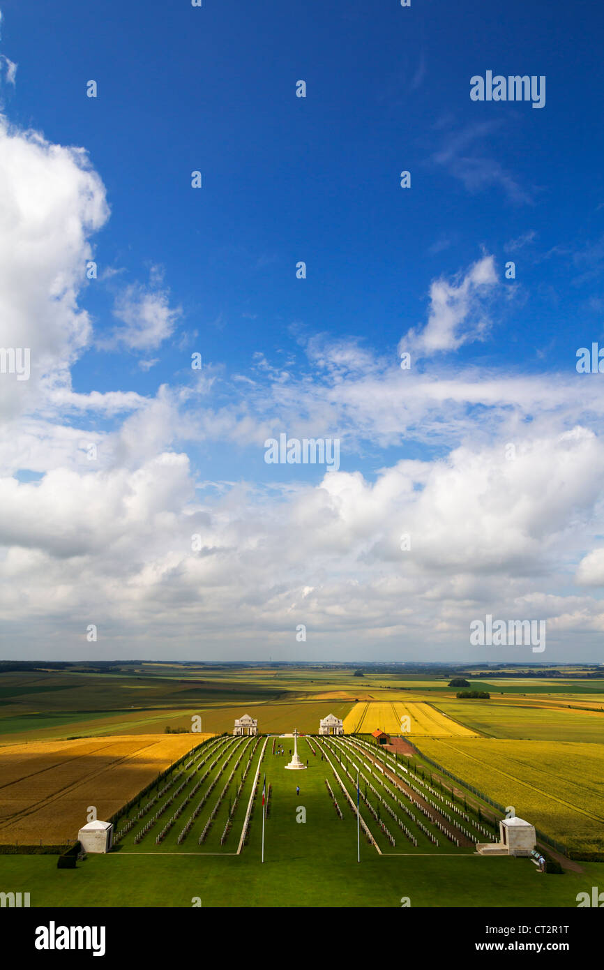 Villers-Bretonneux Militärfriedhof gesehen von der Australian National Memorial, Somme, Picardie, Frankreich Stockfoto