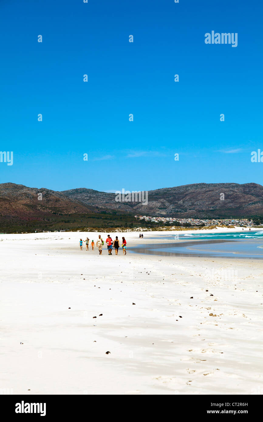 Familien zu Fuß am Strand von Noordhoek, Südafrika Stockfoto
