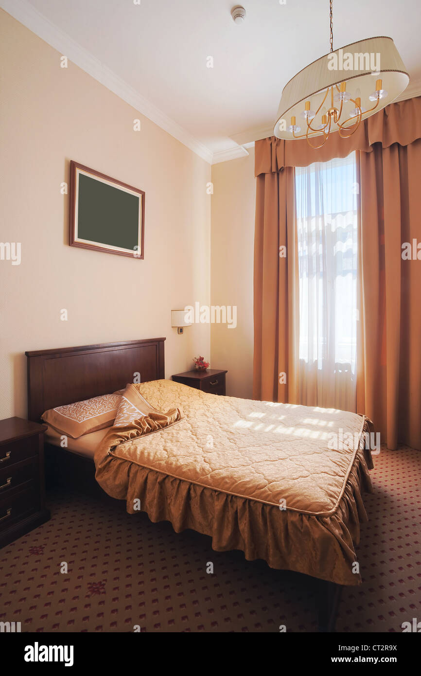 Innenraum eines Hotelzimmers für zwei Personen, nur ein Bett in der Nähe von Fenster. Stockfoto