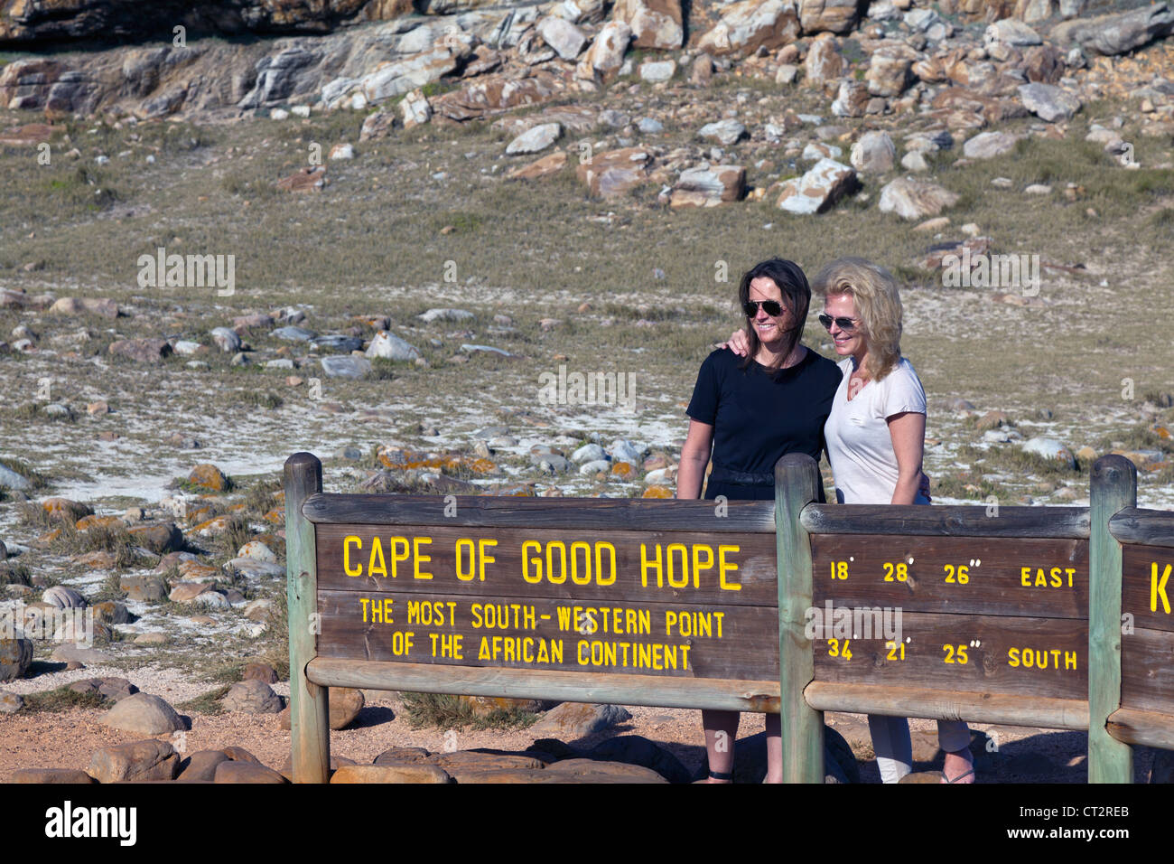 Zwei Frauen posieren für Fotos am Kap der guten Hoffnung, Südafrika Stockfoto