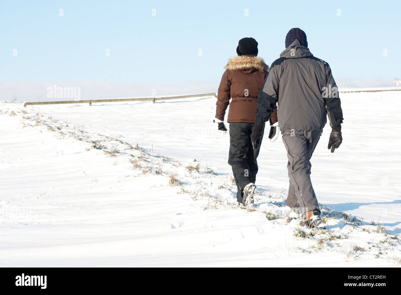 Paar im Schnee Stockfoto