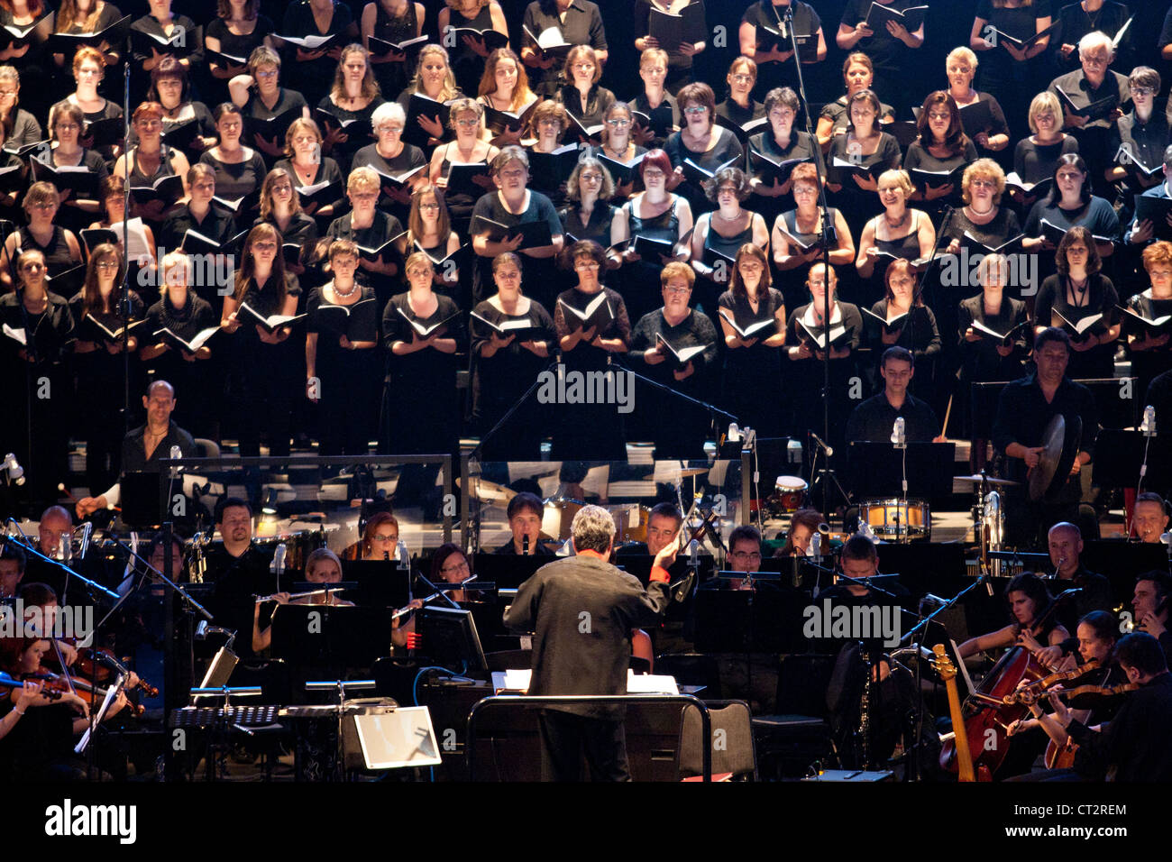 Budafoki Dohnanyi Symphonic Orchestra führen auf Konzert im Margitsziget Budapest Juni 8, 2012 in Budapest, Ungarn. Dirigent: Stockfoto