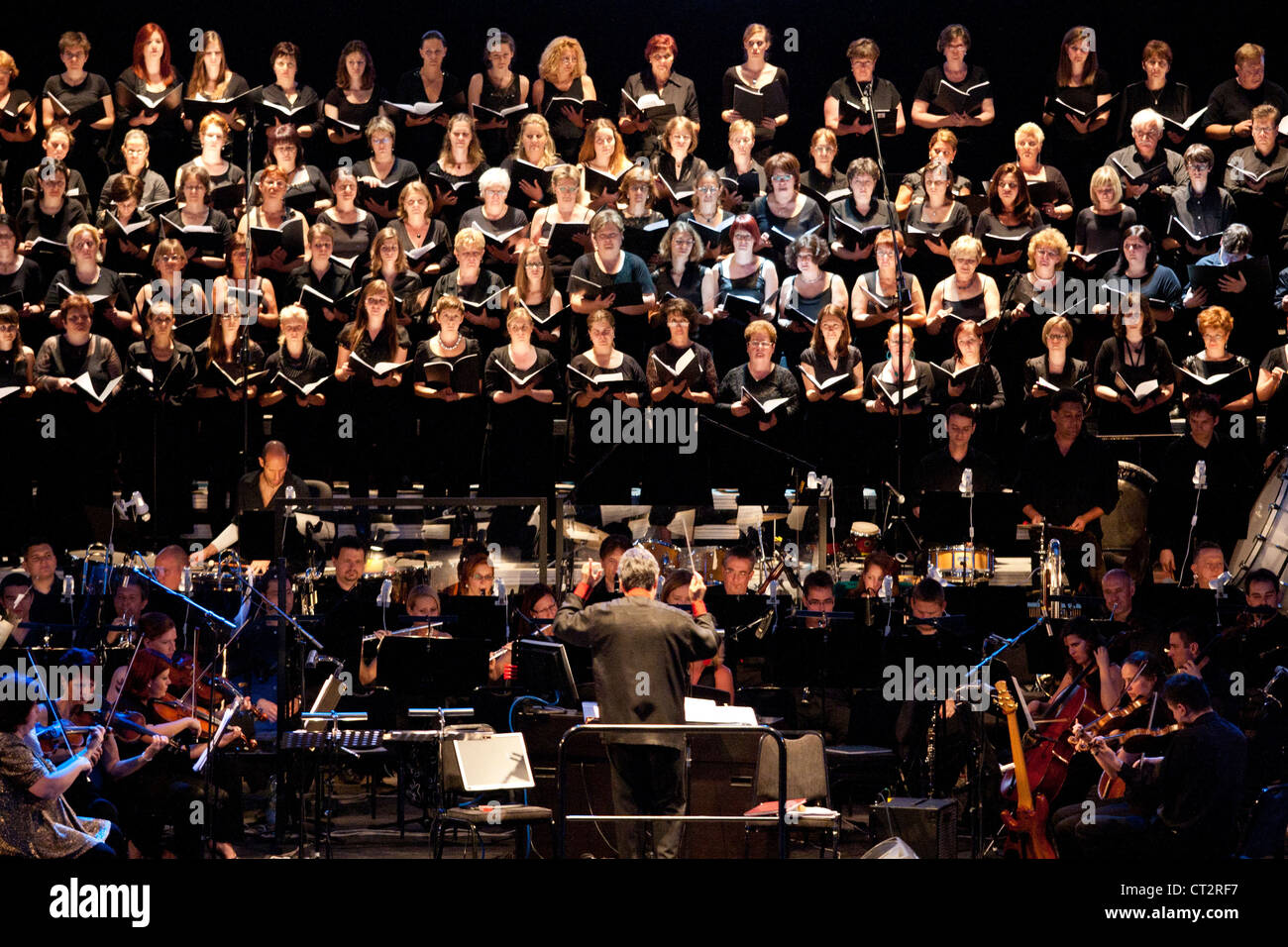 Budafoki Dohnanyi Symphonic Orchestra führen auf Konzert im Margitsziget Budapest Juni 8, 2012 in Budapest, Ungarn. Dirigent: Stockfoto