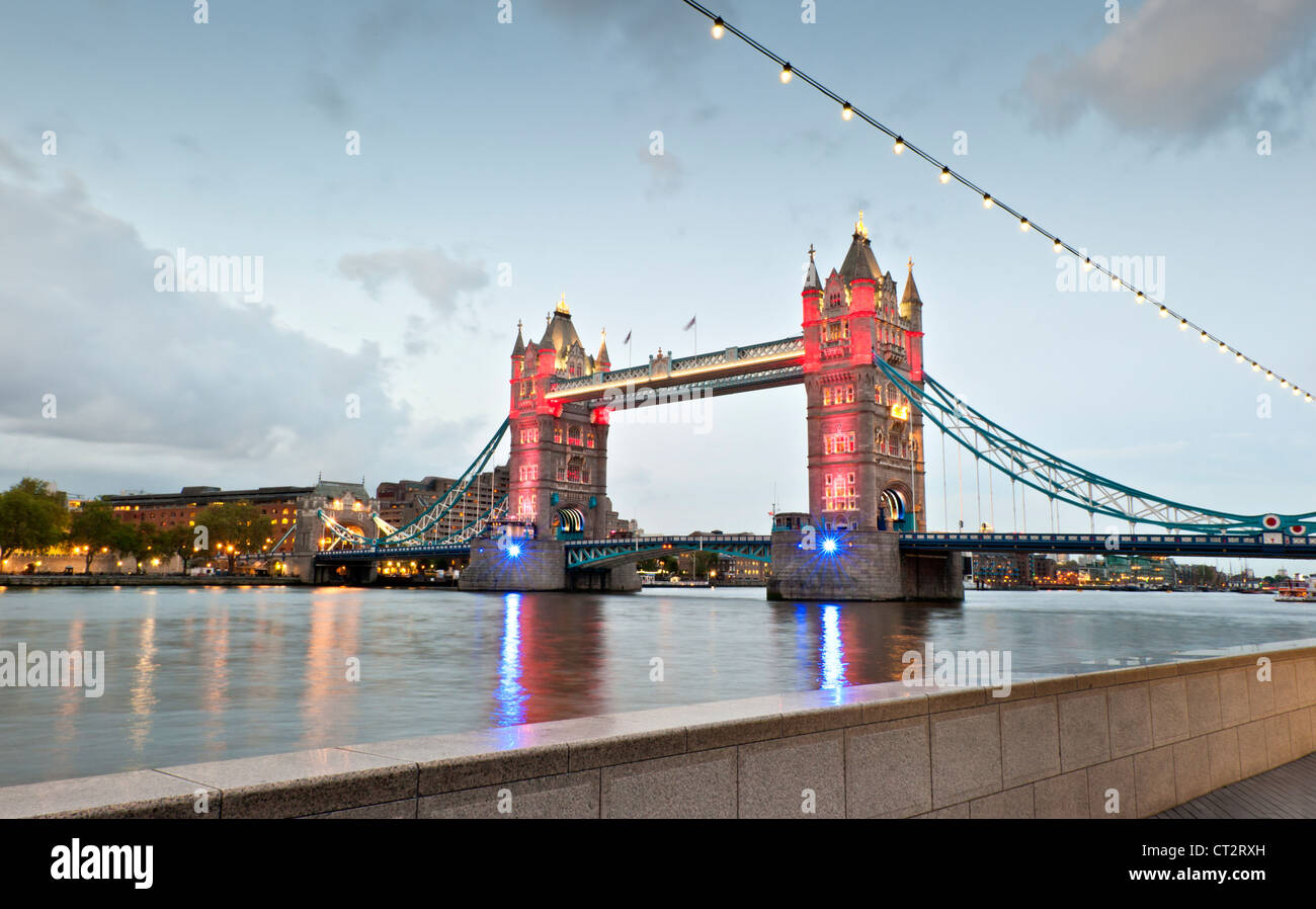 Tower Bridge in London mit seiner neuen Weltklasse-Beleuchtungssystem rechtzeitig anlässlich der 2012 Olympischen und Paralympischen Spiele. Stockfoto