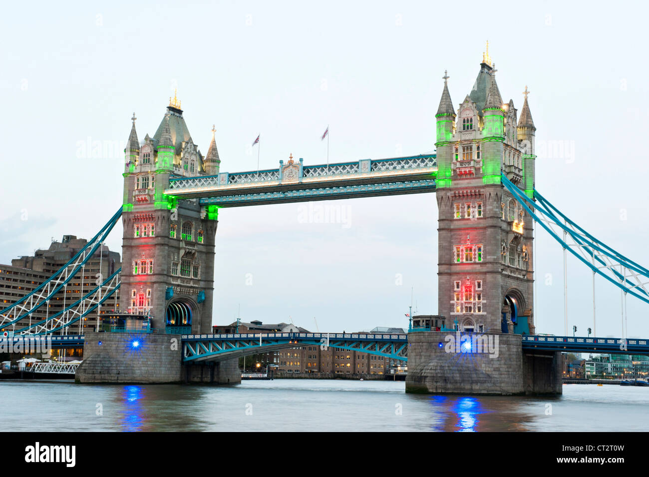 Tower Bridge in London mit seiner neuen Weltklasse-Beleuchtungssystem rechtzeitig anlässlich der 2012 Olympischen und Paralympischen Spiele. Stockfoto