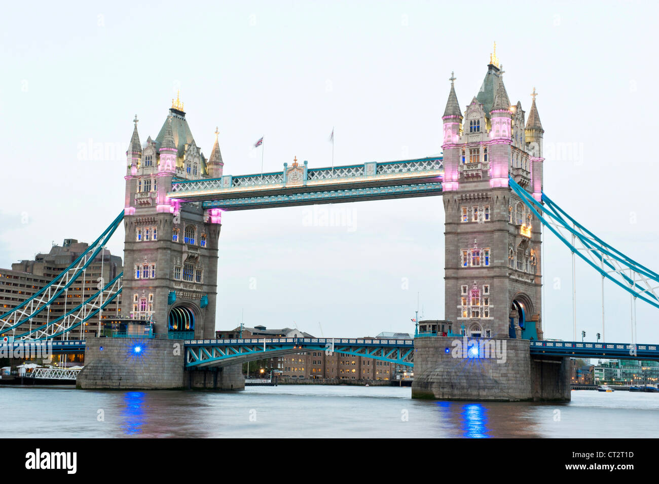 Tower Bridge in London mit seiner neuen Weltklasse-Beleuchtungssystem rechtzeitig anlässlich der 2012 Olympischen und Paralympischen Spiele. Stockfoto