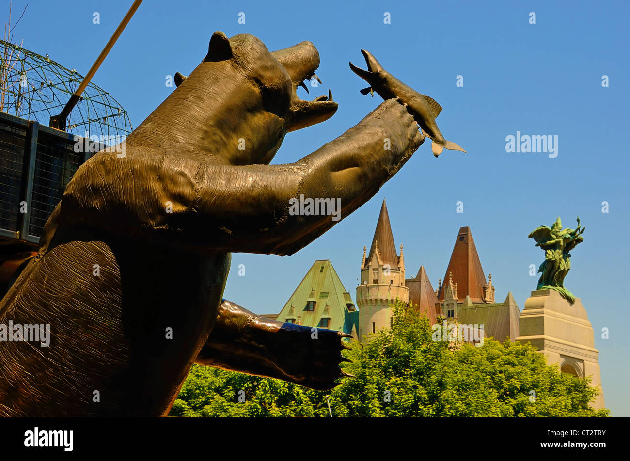 Skulptur eines Grizzly-Bären fangen einen Fisch, eine der vielen Kunstformen in Lächeln Street, Ottawa, Ontario, Kanada. Stockfoto