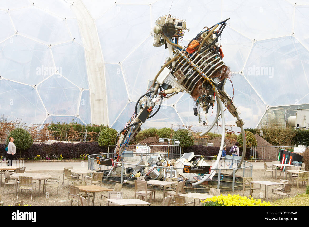 Weee man sculpture eden project Fotos und Bildmaterial in hoher