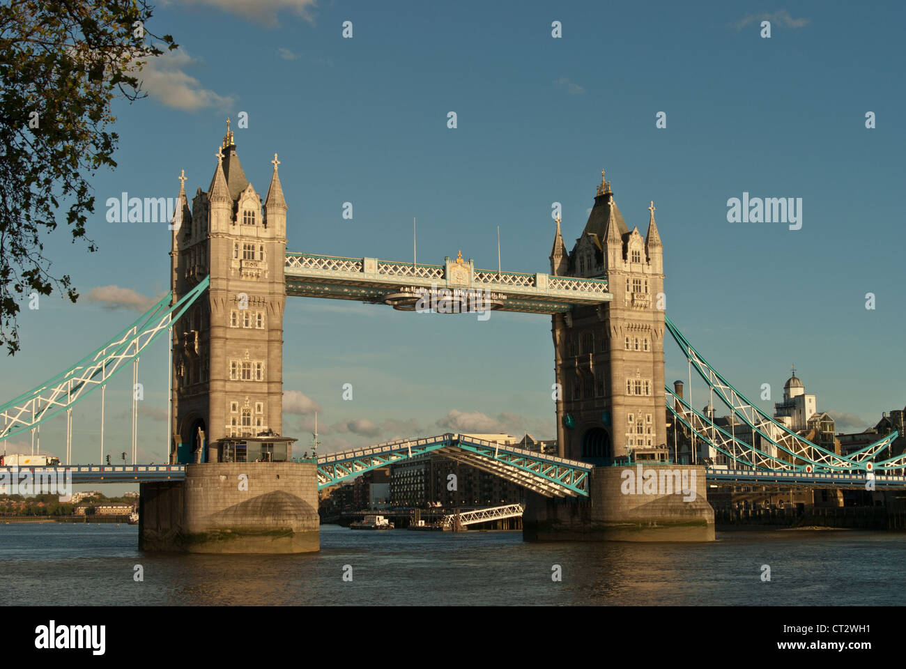 London Tower Bridge mit Olympischen Ringen bereit für die Olympischen Spiele 2012 beginnen, öffnen, Flussschifffahrt zulassen Stockfoto