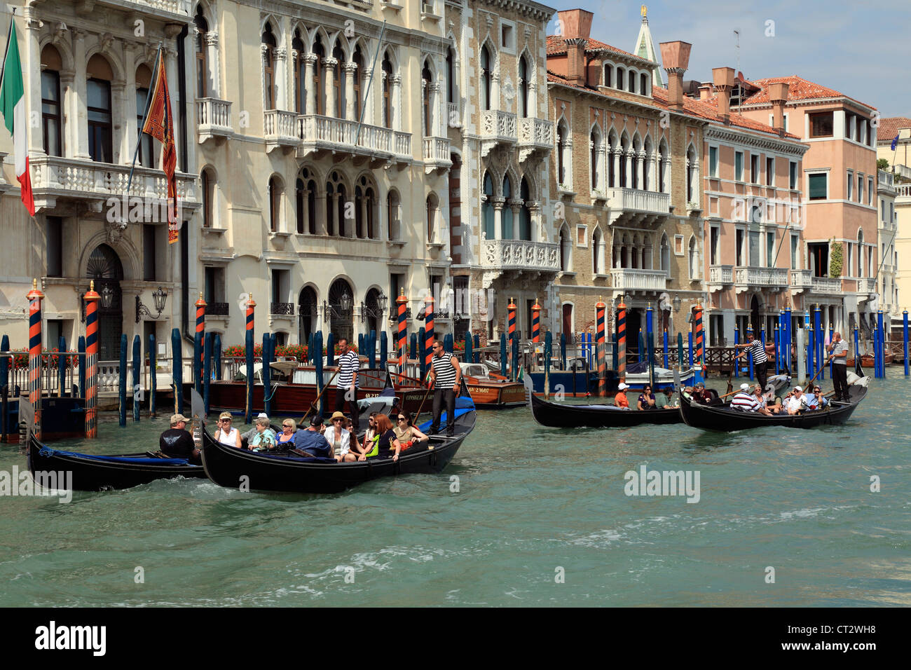 Sightseeing-Gondelfahrt auf den Grand-Kanälen von Venedig. Stockfoto