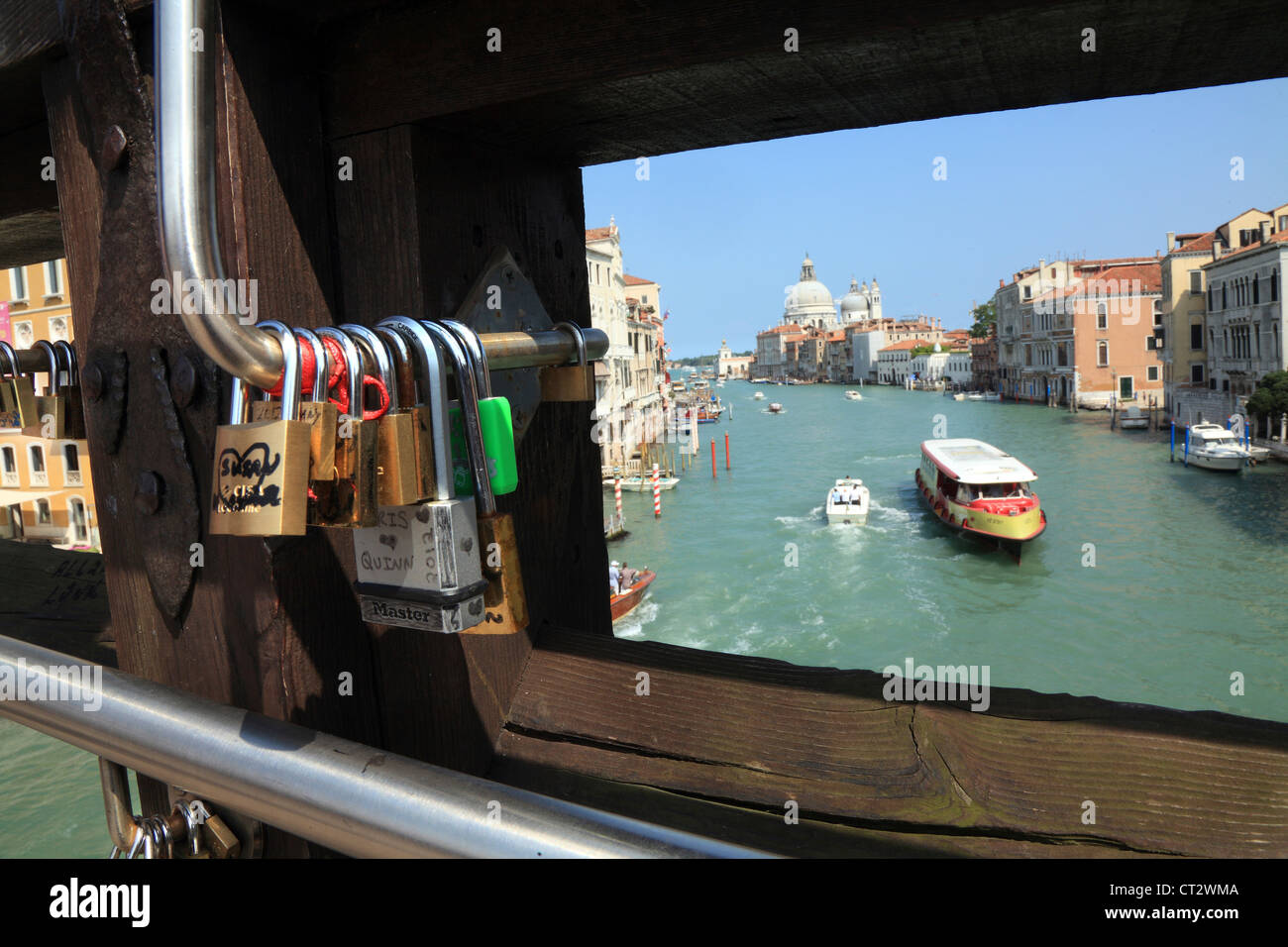 Liebhaber Liebesschlösser an der Accademia-Brücke in Venedig Stockfoto