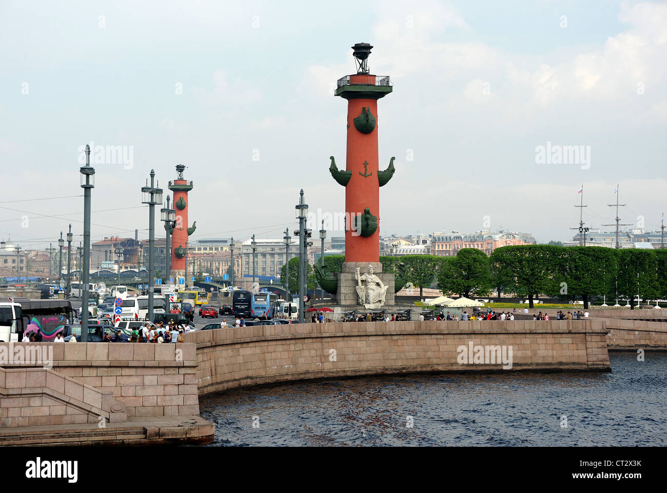 Die beiden Rostral Spalten auf "Strelka", der östlichen Spitze der Vasilievsky Insel St. Petersburg gelegen. Stockfoto