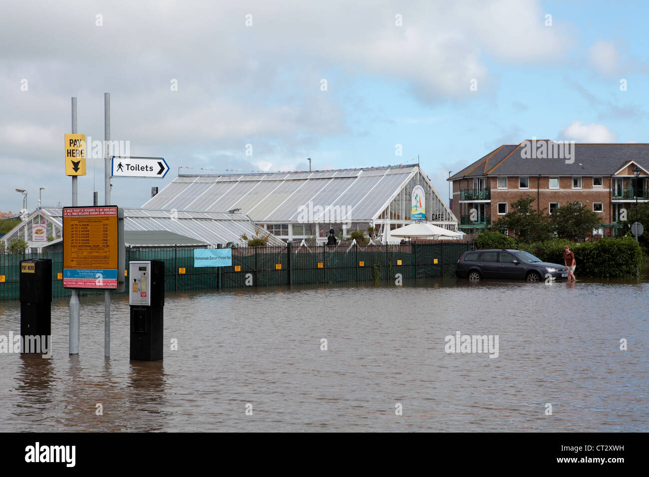 Dame ruft Auto aus dem Wasser in Weymouth nach starke Regenfällen das Parkhaus überflutet Stockfoto