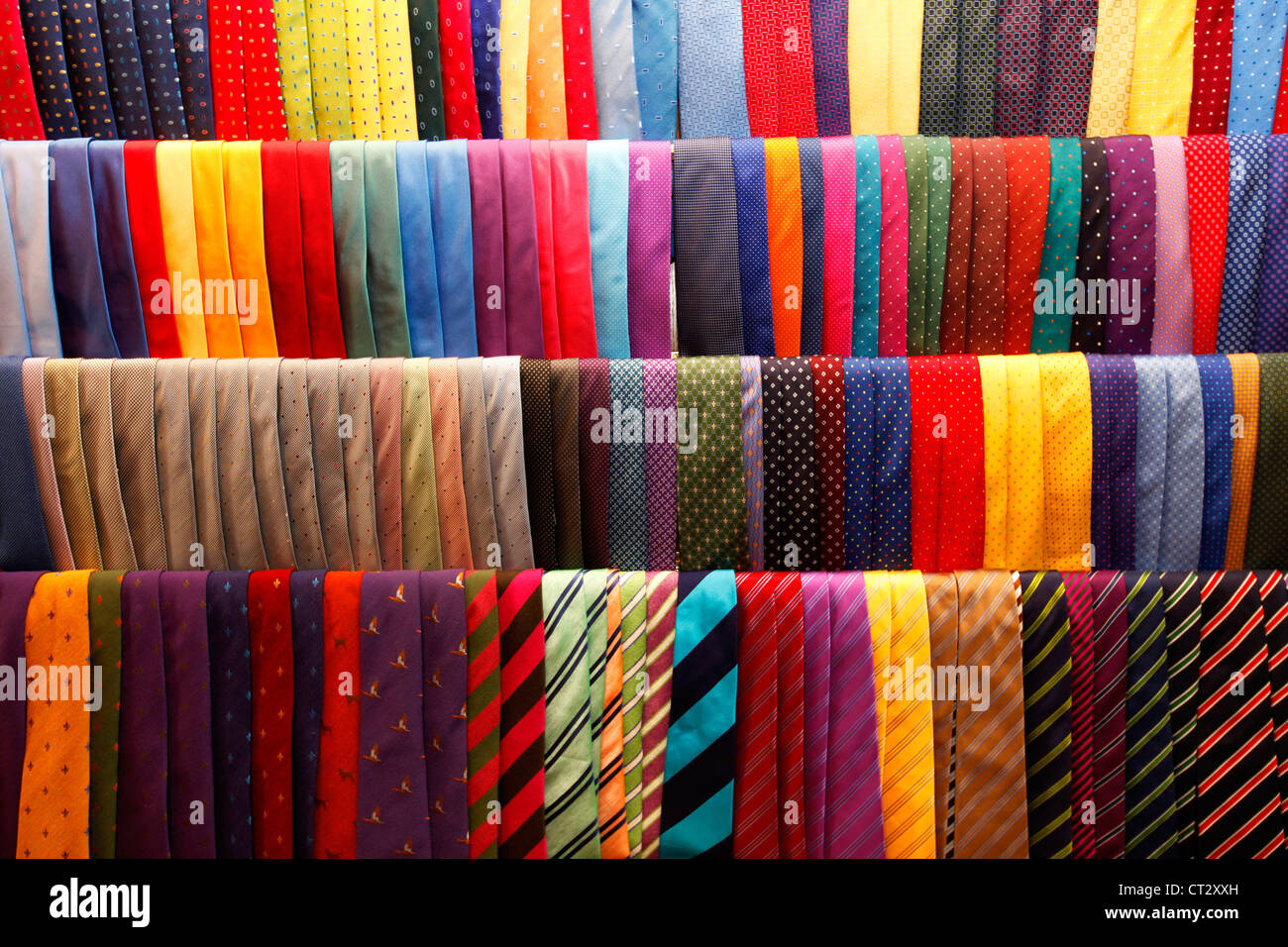 Krawatten, verschiedene Farben, Formen, Größen, Designs. Stockfoto